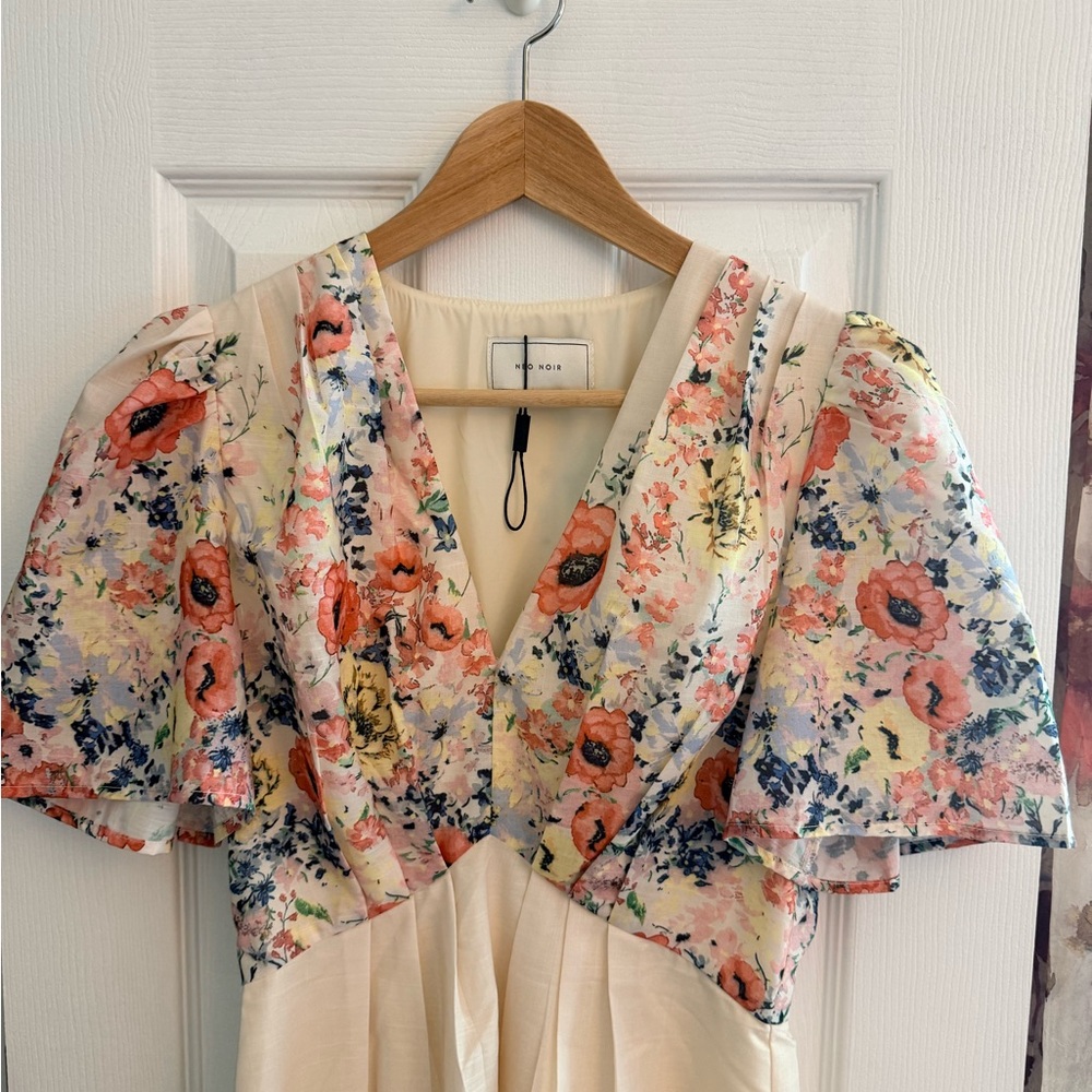 Elegant Nordic Floral Dress with V-Neck - Picture 2 of 6